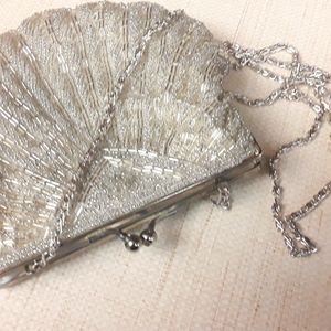 Vintage Flapperesque Clamshell Coin Chain Purse Bag